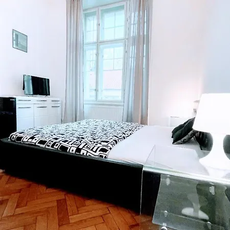 Black & White Flat For 2 / Peaceful / Jewish Quarter アパート