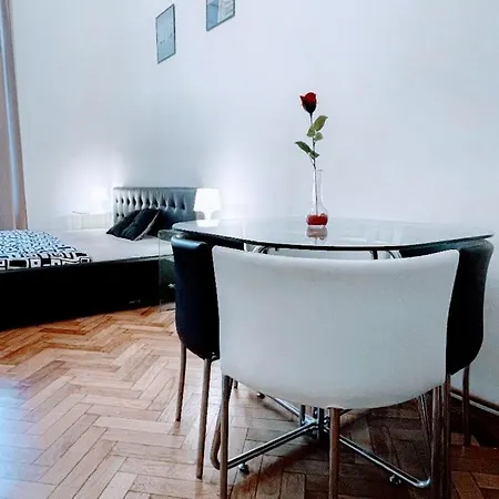 Black & White Flat For 2 / Peaceful / Jewish Quarter アパート *