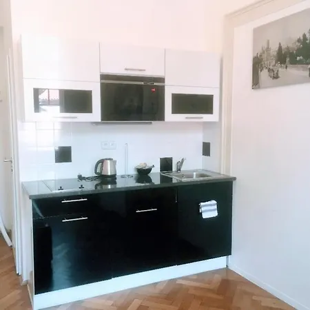 Black & White Flat For 2 / Peaceful / Jewish Quarter Prag