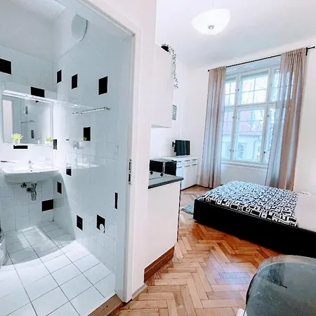 Daire Black & White Flat For 2 / Peaceful / Jewish Quarter *