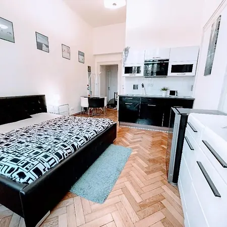Black & White Flat For 2 / Peaceful / Jewish Quarter Daire